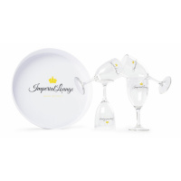 Glas med Bricka, 4-pack Fyra glas och brickan stående på och bredvid varandra