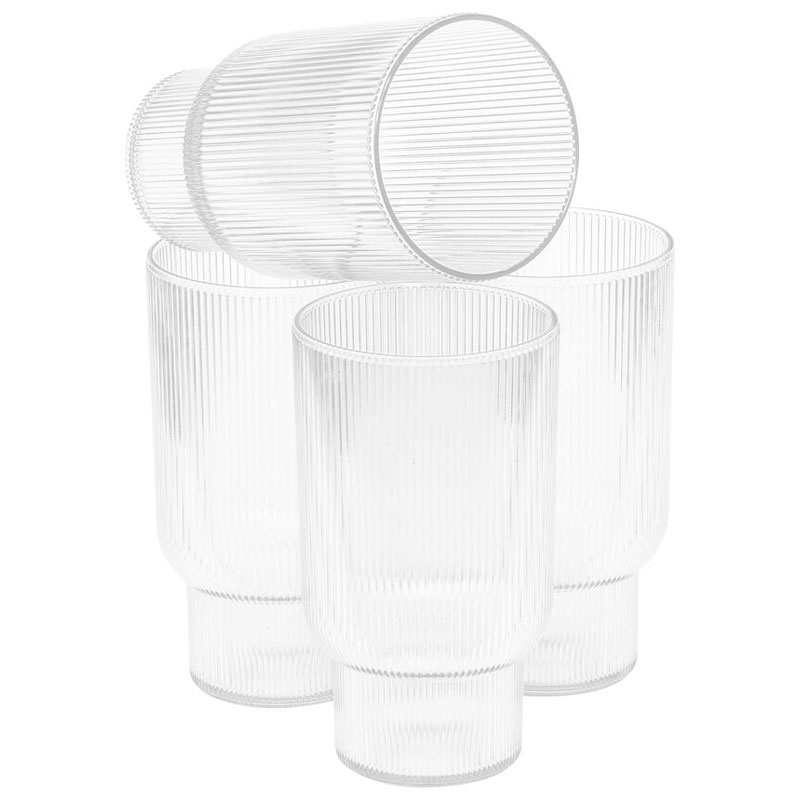 Ett av glasen balanserat ovanpå tre andra