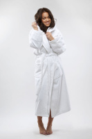 En dam i badrocken med huvan över huvudet