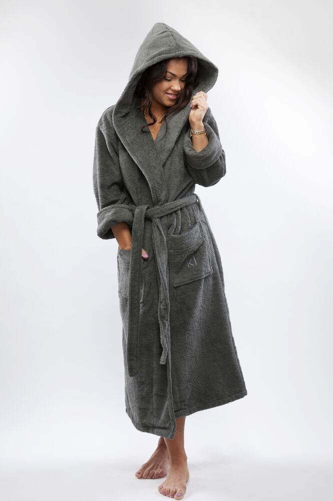 En dam i badrocken med huvan över huvudet