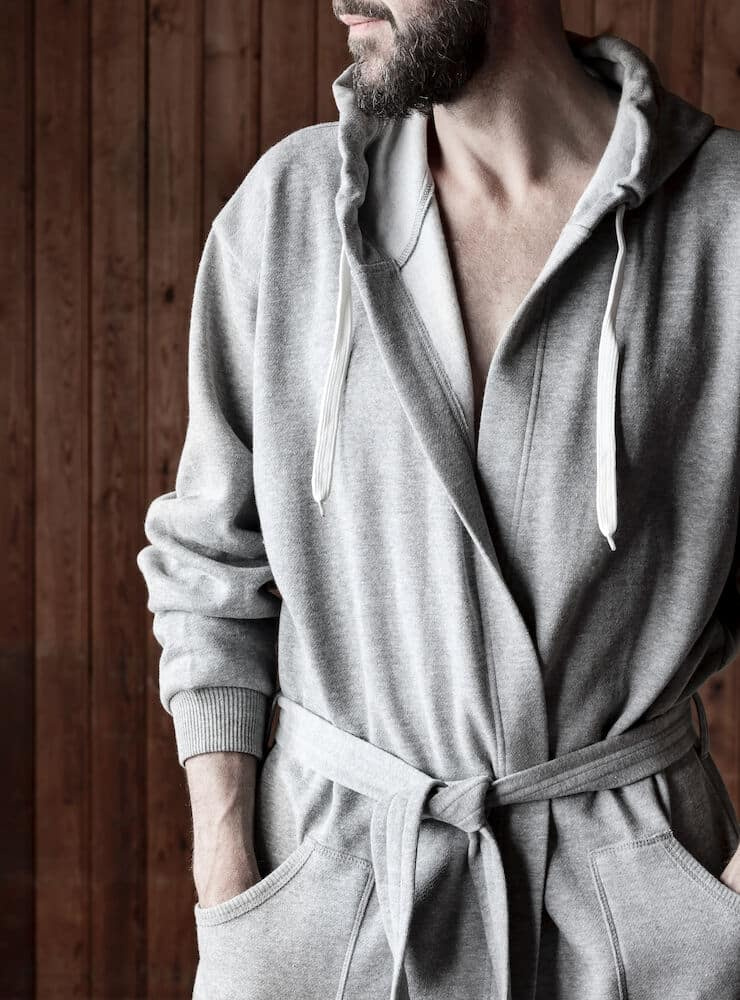 Badrockens framsida. bilden visar fickorna, bältet, och dragskon i huvan