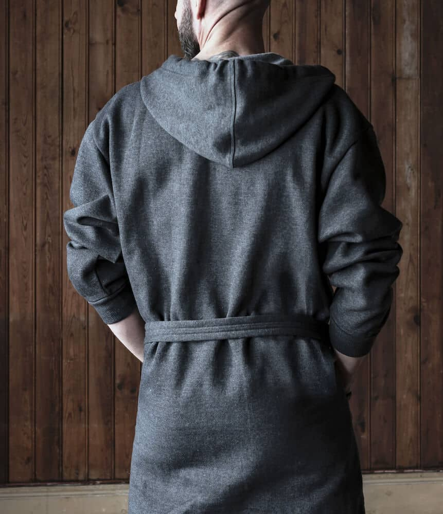 Baksidan på badrocken. Bilden visar huvan och bältet