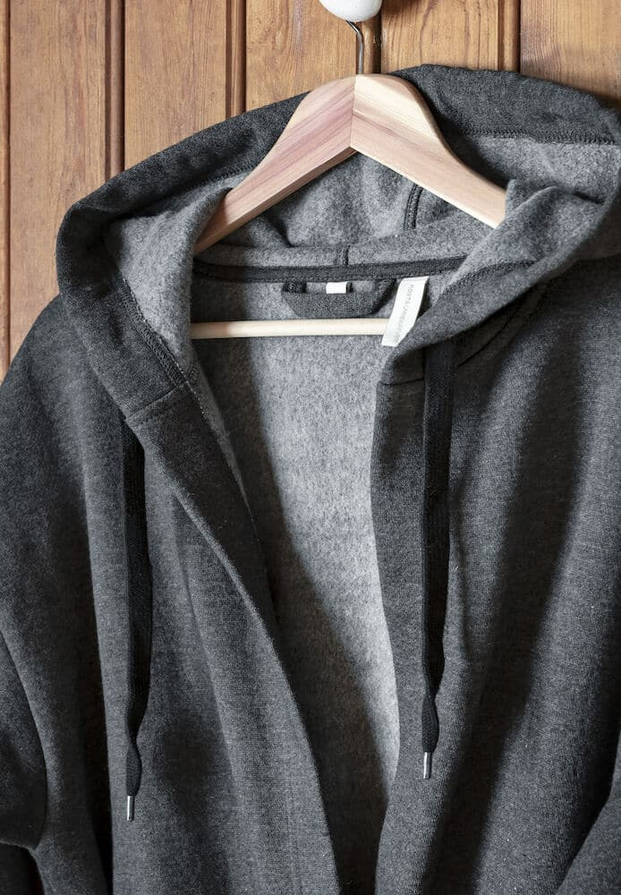 Närbild på badrockens överdel och huvan.