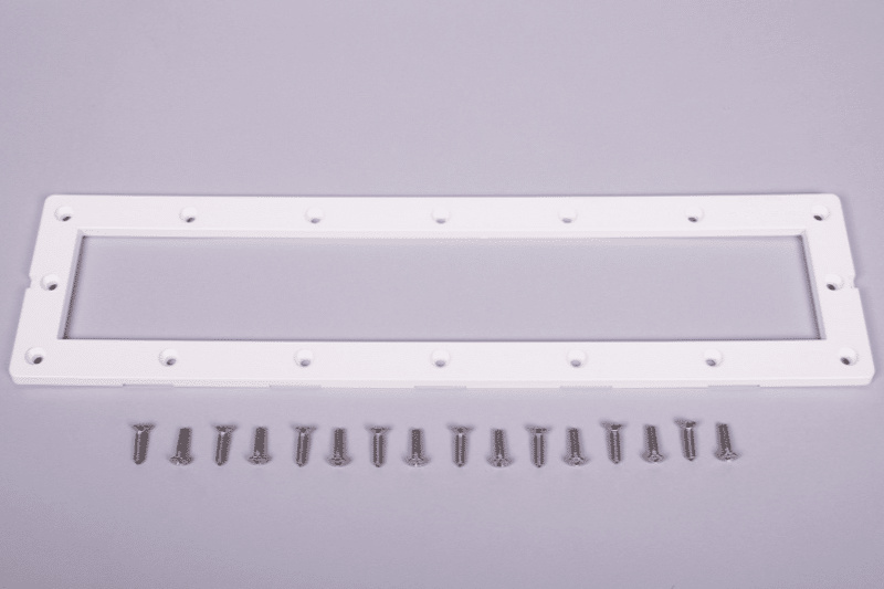 Flänsen med skruvar mot en grå bakgrund