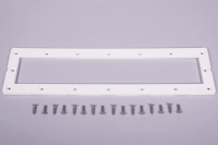 Fläns i Vitt till Astral Bräddavlopp 56176 m.fl. Flänsen med skruvar mot en grå bakgrund