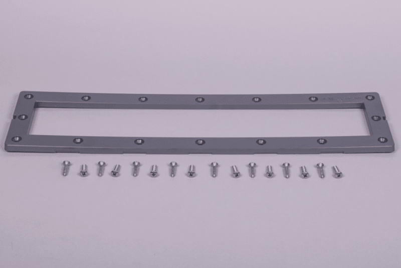 Flänsen med skruvar mot en grå bakgrund