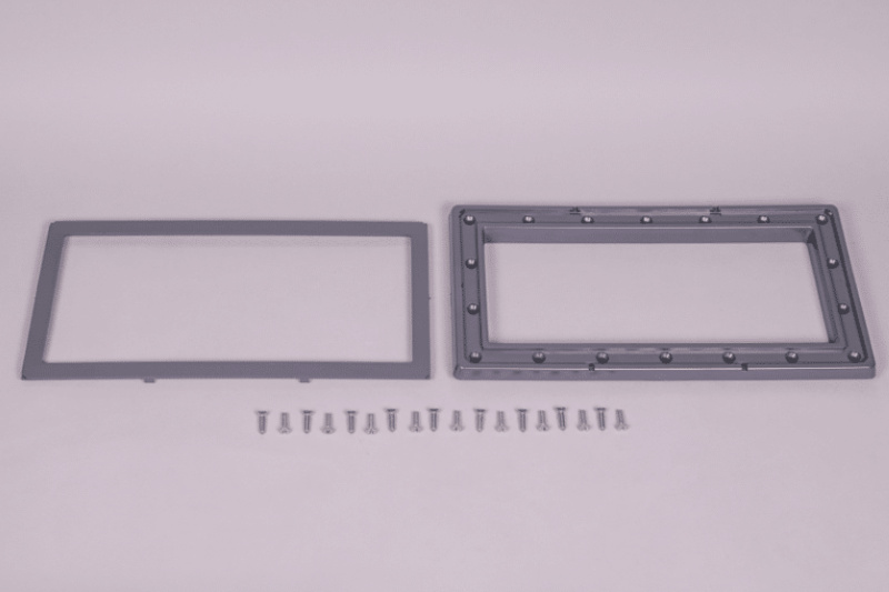 Fronten och flänsen med skruvar mot en grå bakgrund