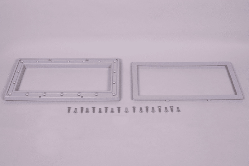 Fronten och flänsen med skruvar mot en grå bakgrund