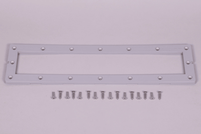 Flänsen med skruvar mot en grå bakgrund