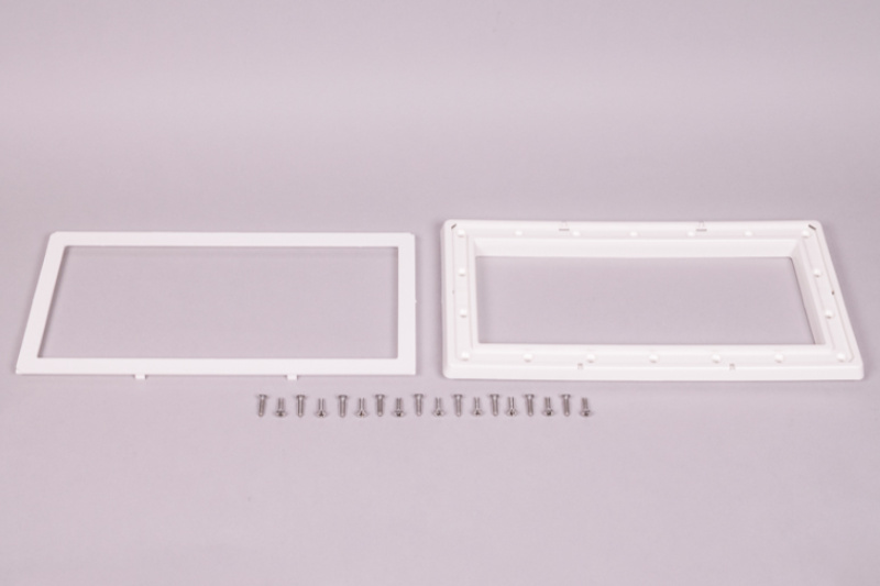 Fronten och flänsen med skruvar mot en grå bakgrund