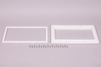 Front & Fläns i Vitt till Astral Bräddavlopp 11311, m.fl. Fronten och flänsen med skruvar mot en grå bakgrund