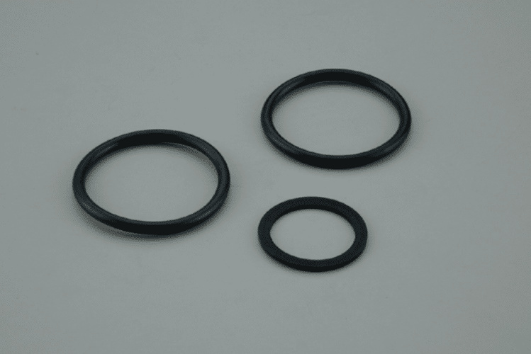 O-ringarna mot en vit bakgrund