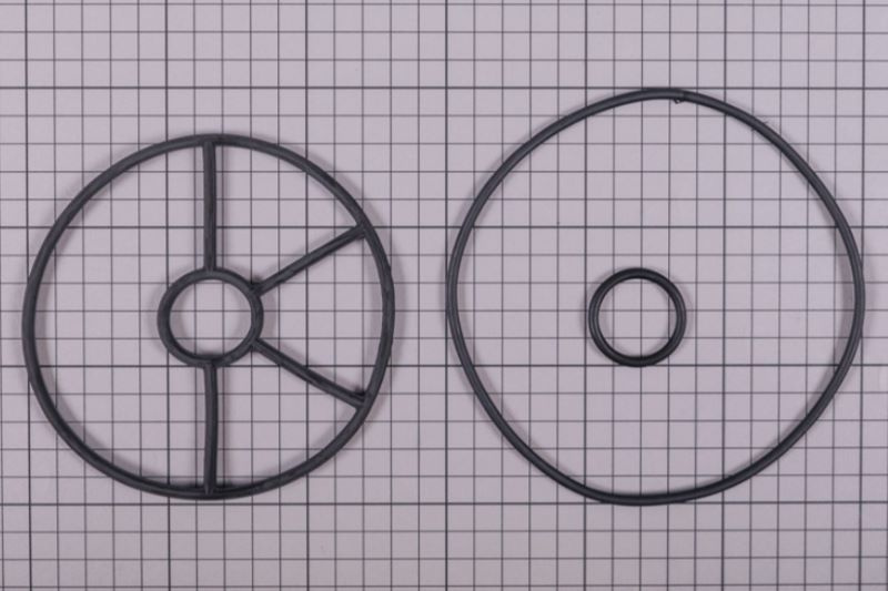 Packningarna mot en rutad bakgrund