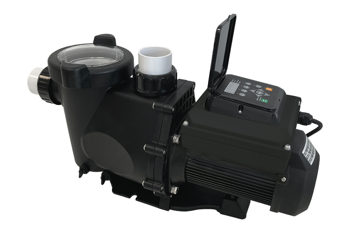 Poolpumpen mot en vit bakgrund