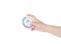 LumiPlus Flexi Plug & Play RGB, 2-pack En hand håller upp fjärrkontrollen