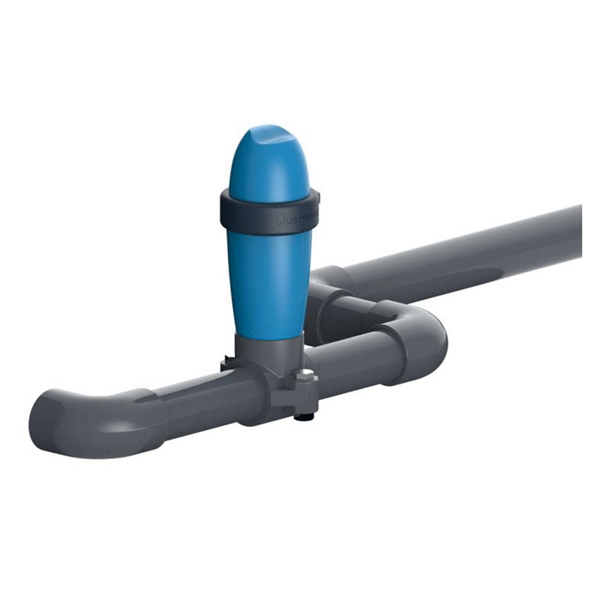 En Blue Connect Plus enhet installerad med en Fit50 på ett pvc rör