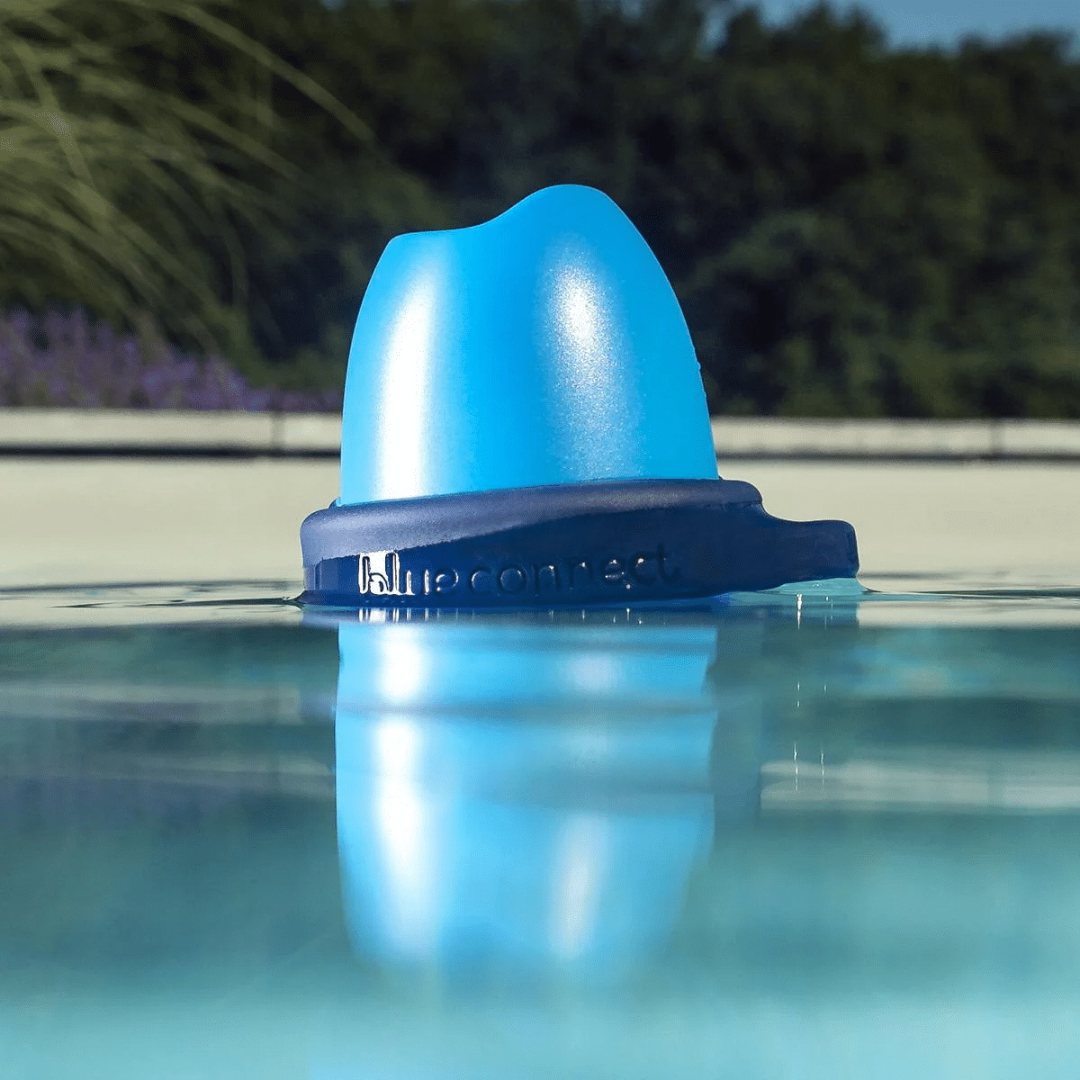 Närbild på en Blue Connect Plus enhet flytande i en pool