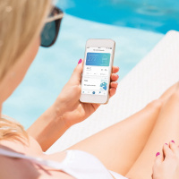 Blue Connect Go Vattentestare En dam sitter vid en pool med en mobil i handen