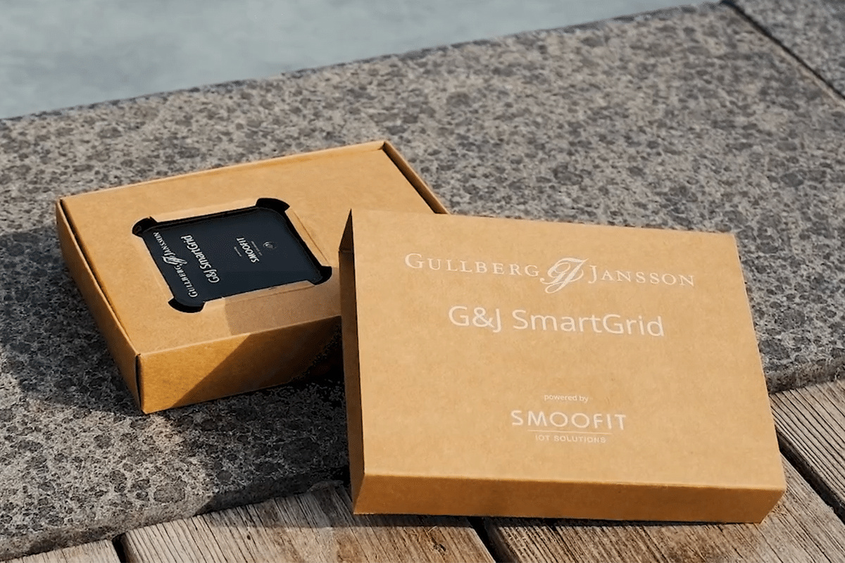 SmartGrid enheten i sin förpackning på en poolsarg