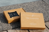 SmartGrid Elprisstyrning för Luftvärmepump SmartGrid enheten i sin förpackning på en poolsarg