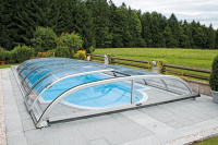 Nova Comfort pooltak i Aluminiumvit med Klarplast över en pool