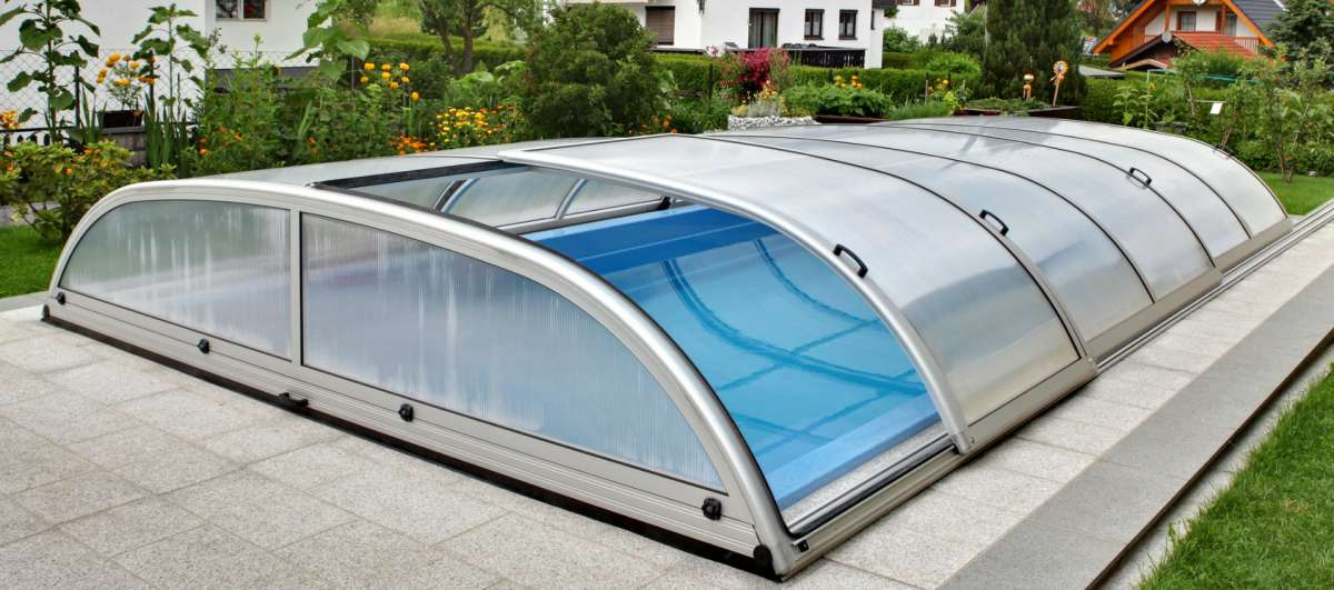 Nova Comfort pooltak i Aluminiumvit med Kanalplast över en pool