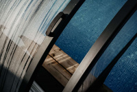 Handtaget och dörren i antracit Handtaget och dörren på pooltaket i antracit