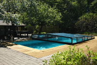 Pooltak Leia Compact 3 x 6 m Pooltaket halvöppnat över en pool med en trä och stensarg