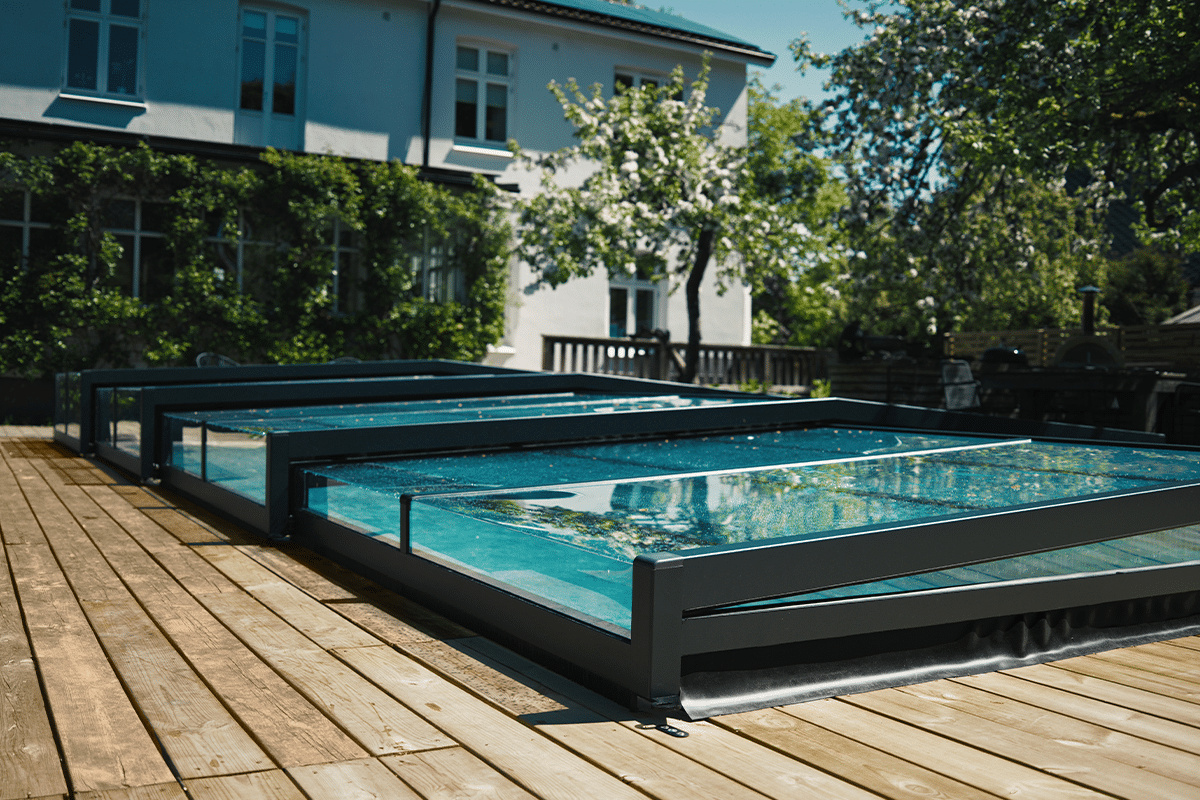 Pooltaket sedd från nära håll och låg höjd