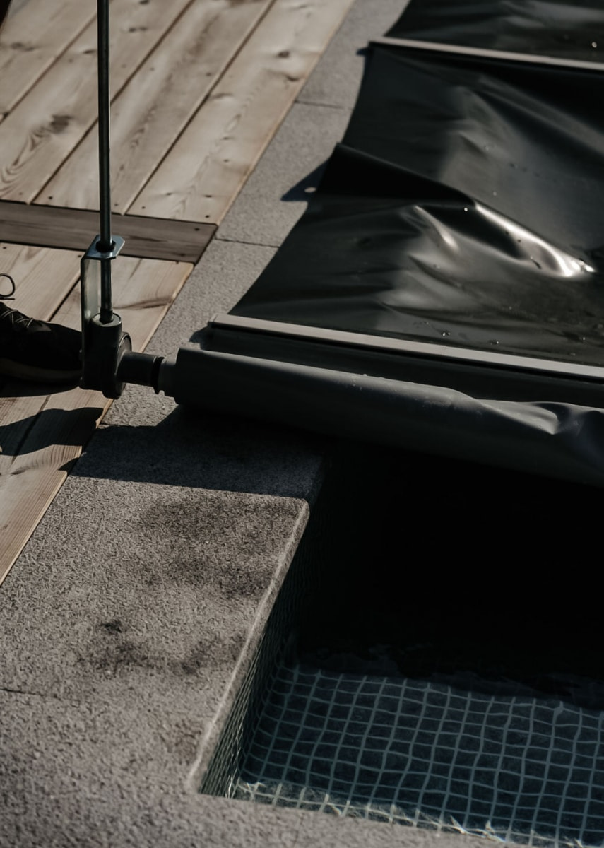 Närbild på veven och ett ribbskydd