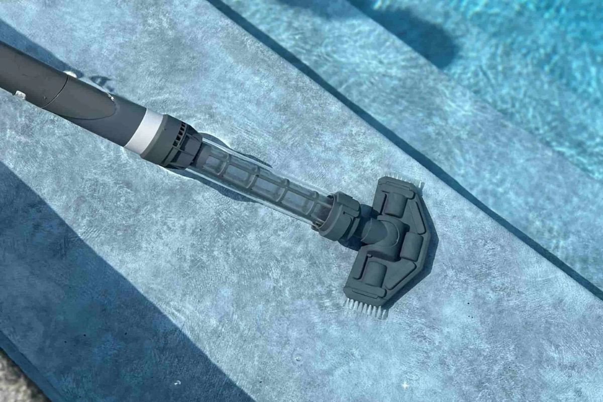 Dammsugaren under vatten på en pooltrappa