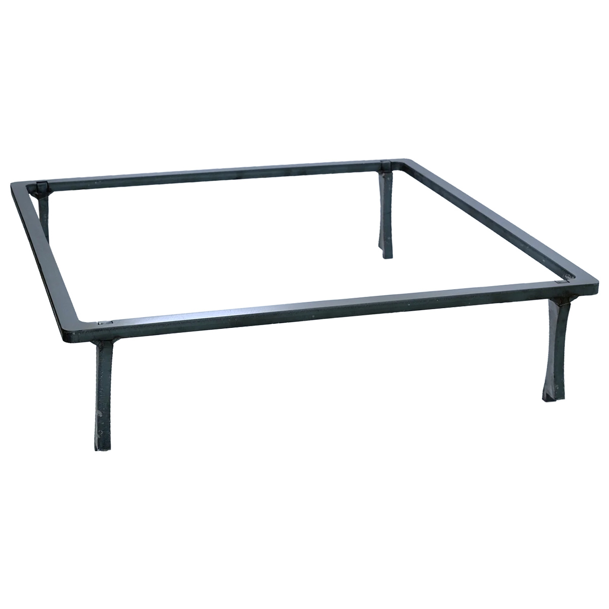 Gallerförhöjning för Glödgrillen i svart metall med fyrkantig ram och ben. Designad för att höja grillgallret.