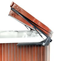 Locklyft CoverMate III Hörnet av ett spabad med locklyften halvöppen