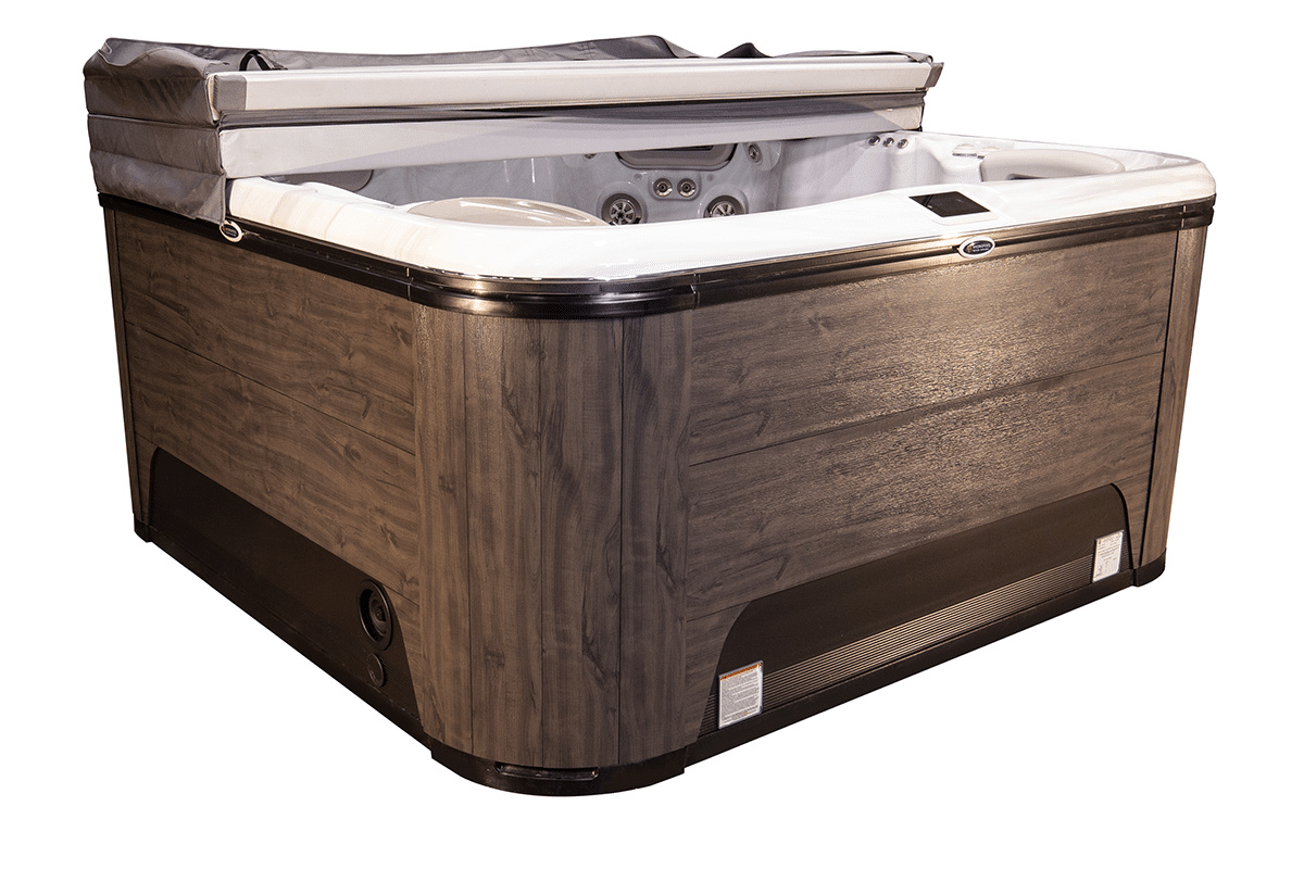 Ett spabad med halvöppet grått lock mot en vit bakgrund