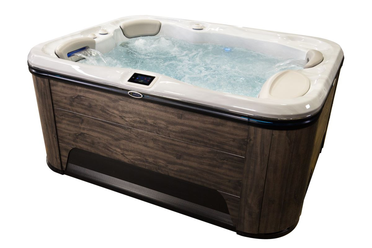 Spabadet fylld med vatten mot en vit bakgrund