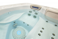 Spabad Signature Self-Cleaning 379 - Gold Närbild på spabadets interiör fyllt med vatten