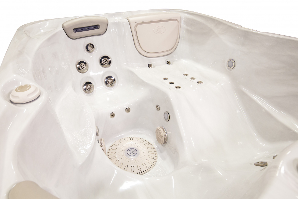 Närbild på spabadets liggplats och en sittplats