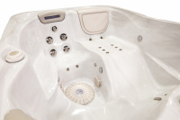 Spabad Signature Self-Cleaning 379 - Gold Närbild på spabadets liggplats och en sittplats