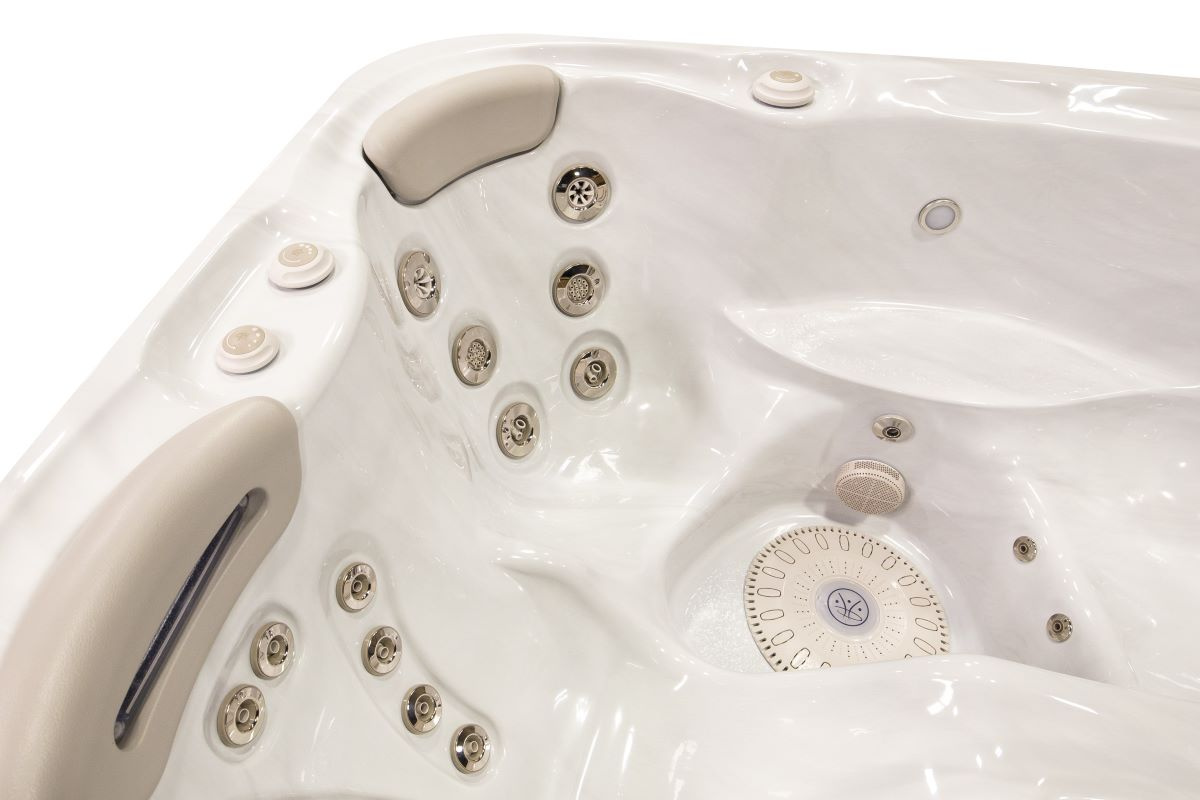 Närbild på två av spabadets sittplatser