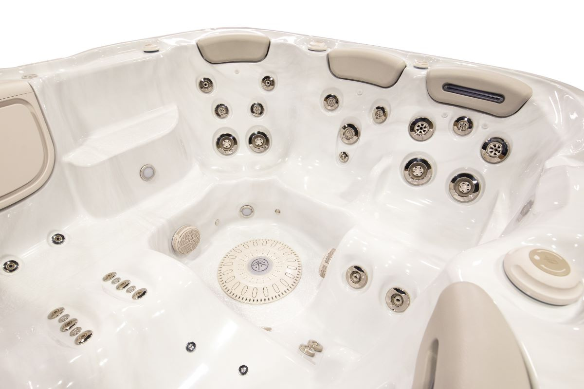 Närbild på tre av sittplatserna i spabadet