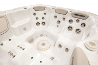 Spabad Signature Self-Cleaning 455 - Platinum Närbild på tre av sittplatserna i spabadet