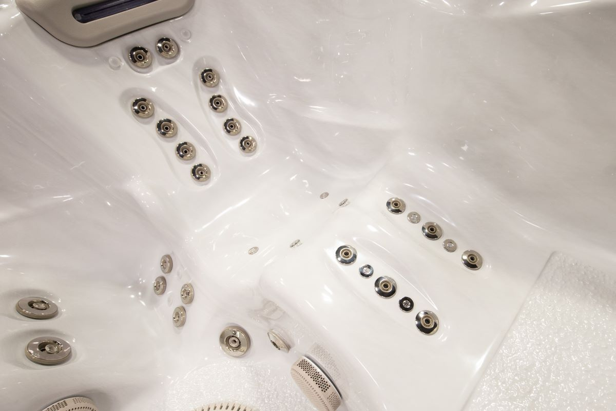 Närbild på liggplatsen i spabadet