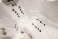 Spabad Signature Self-Cleaning 455 - Platinum Närbild på liggplatsen i spabadet
