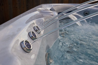 Spabad Signature Self-Cleaning 579 - Platinum Närbild på tre jetmunstycken med vatten som sprutar ur dem