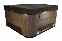 En annan modell i Warm Walnut med ett svart lock Ett spabad med stängt svart lock mot en vit bakgrund