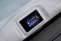 Kontrollpanelen på en annan modell Närbild på spabadets kontrollpanel