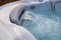 Hydrofall nackkudden på en annan modell Närbild på en Hydrofall nackkudde när vatten forsar ut ur den