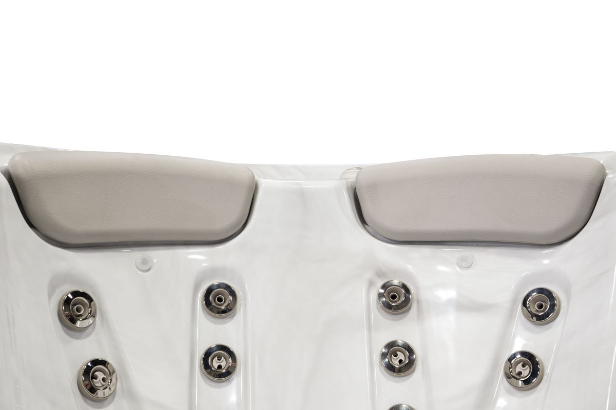 Närbild på nackkuddarna till två av sitsarna