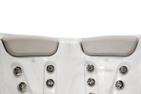 Spabad Signature Self-Cleaning 679 - Platinum Närbild på nackkuddarna till två av sitsarna