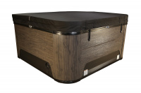 Spabadet i Warm Walnut med ett svart lock Spabadet med ett stängt lock mot en vit bakgrund